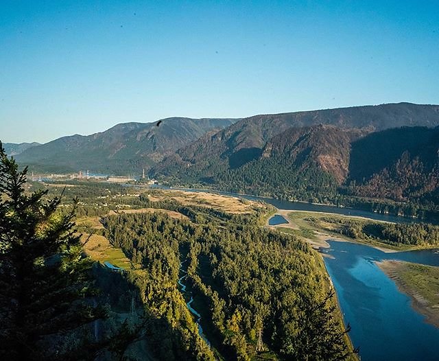 Thoughts go out to SoCal affected by the Thomas Fire & others. Shitty having some place you love go up in smoke. Stay strong. Here is the Gorge post Eagle Creek Fire (should be all green across the river but now a lot of brown).