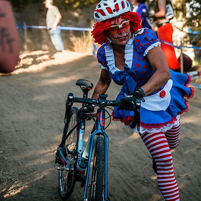 Halloween cross is alive and well in the PNW. And @trustyswitchbladecycling took home the costume win to round out the weekend. 